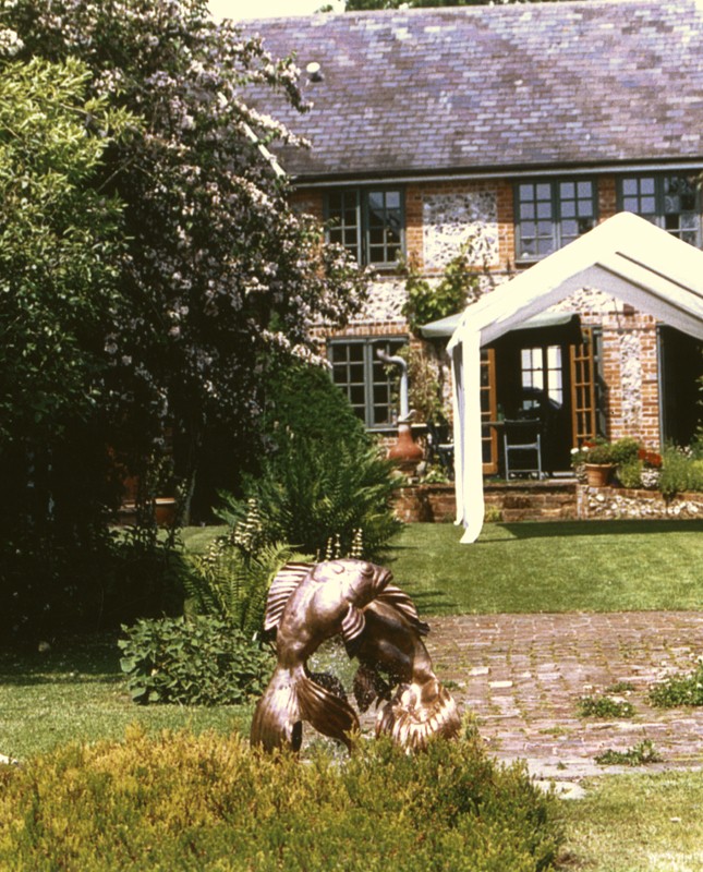 ... dancing on the tip of their tails ... (Click to enlarge)